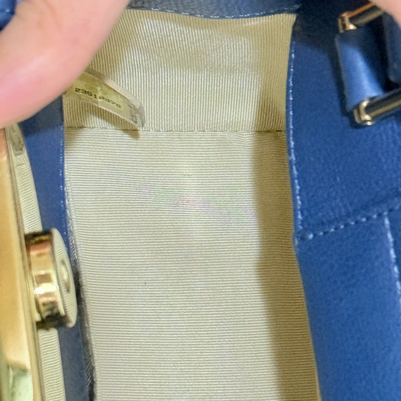 低於專櫃半價🫶🏻超甜賣9新✨穿牛仔非常好看的香奈兒包💙CHANEL 18公分  有精緻感的把手  經典優雅菱格紋  有個性的包型 好搭耐看的藍-34
