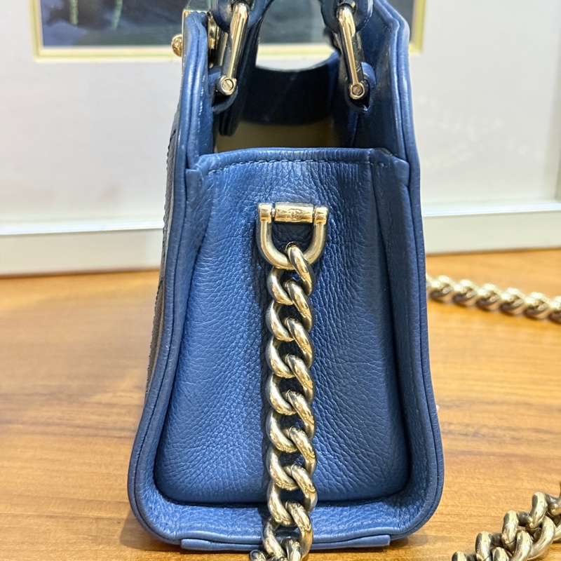 低於專櫃半價🫶🏻超甜賣9新✨穿牛仔非常好看的香奈兒包💙CHANEL 18公分  有精緻感的把手  經典優雅菱格紋  有個性的包型 好搭耐看的藍-42