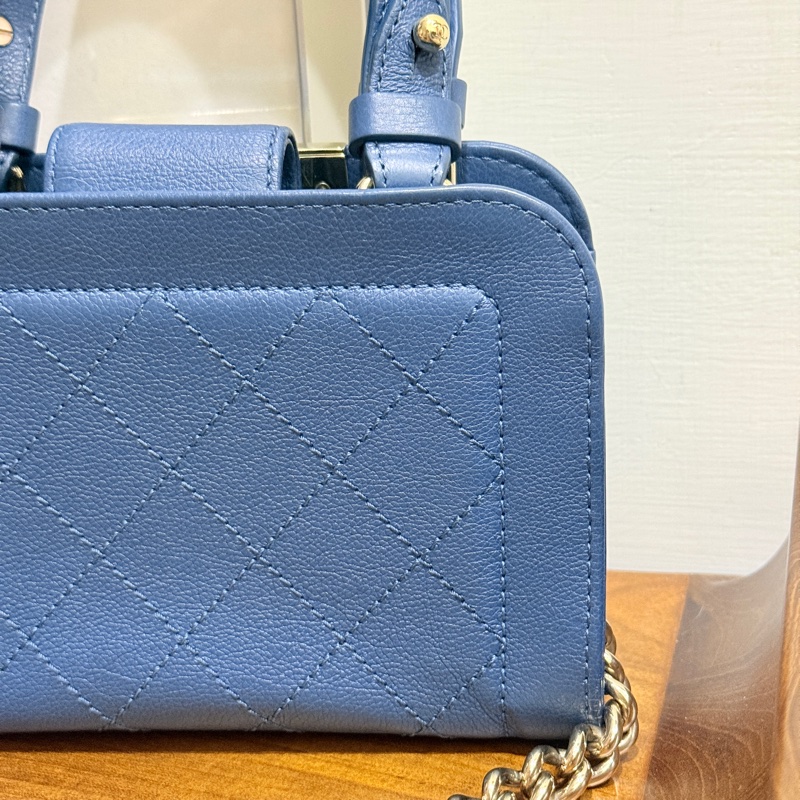 低於專櫃半價🫶🏻超甜賣9新✨穿牛仔非常好看的香奈兒包💙CHANEL 18公分  有精緻感的把手  經典優雅菱格紋  有個性的包型 好搭耐看的藍-43