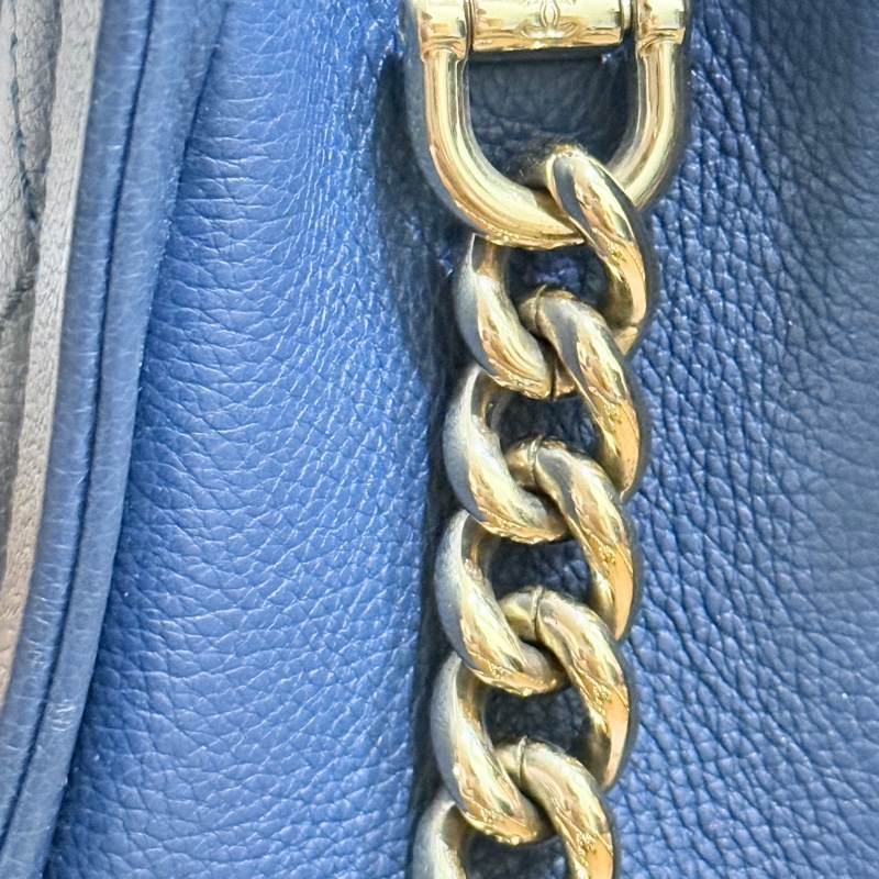 低於專櫃半價🫶🏻超甜賣9新✨穿牛仔非常好看的香奈兒包💙CHANEL 18公分  有精緻感的把手  經典優雅菱格紋  有個性的包型 好搭耐看的藍-45