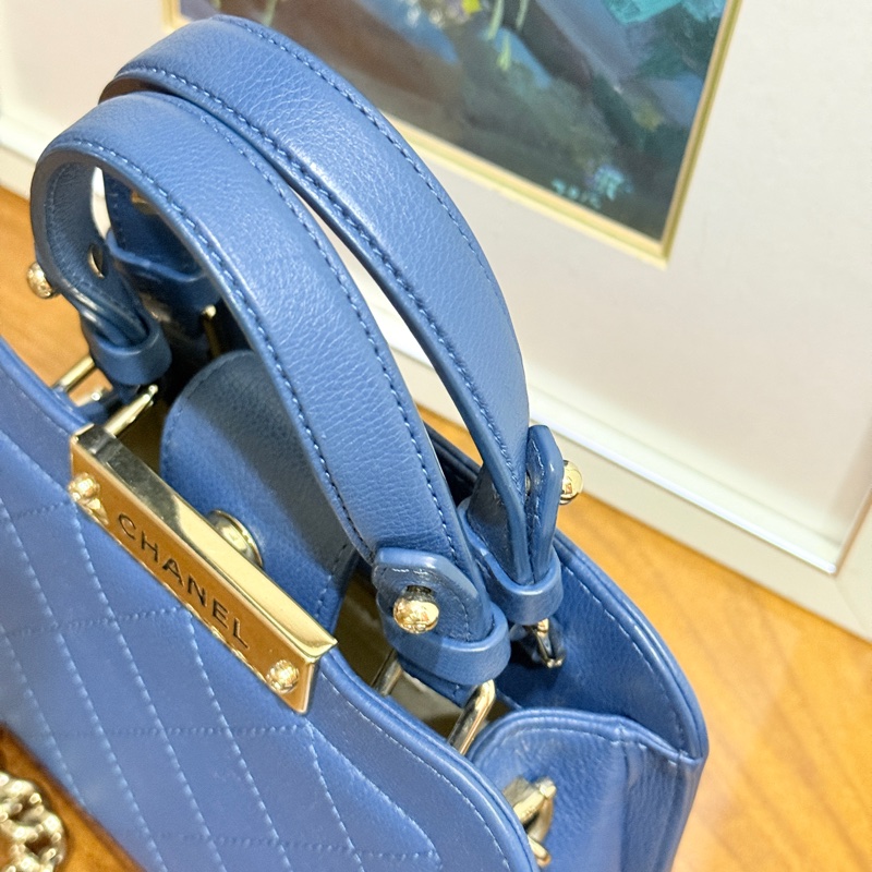 低於專櫃半價🫶🏻超甜賣9新✨穿牛仔非常好看的香奈兒包💙CHANEL 18公分  有精緻感的把手  經典優雅菱格紋  有個性的包型 好搭耐看的藍-47