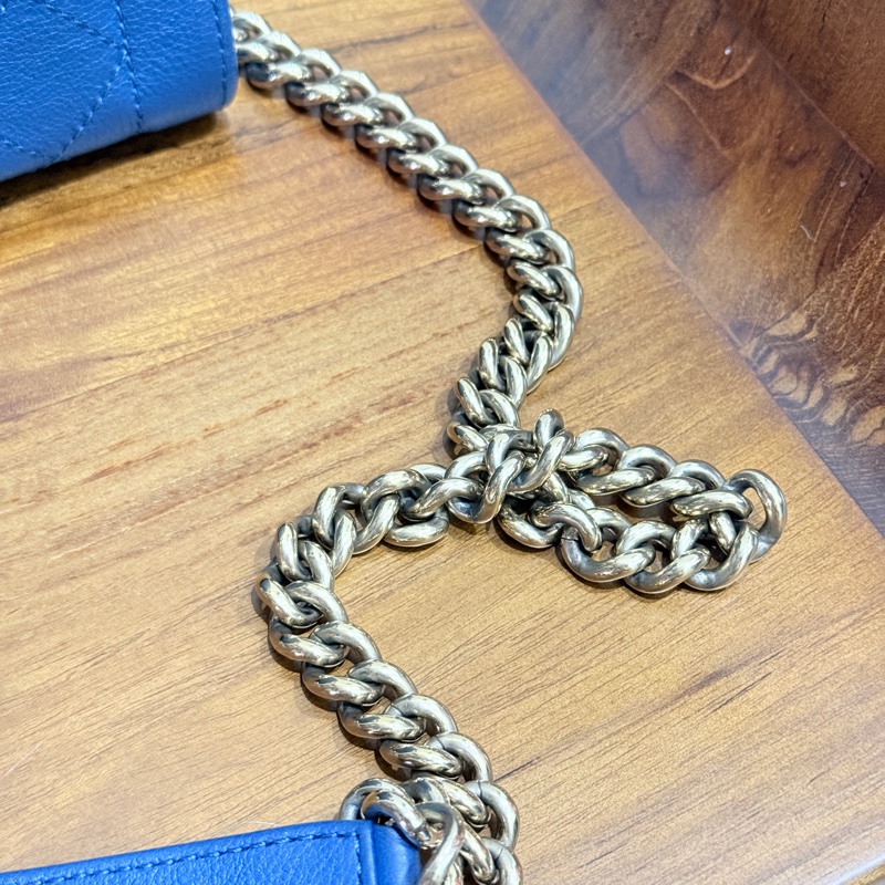 低於專櫃半價🫶🏻超甜賣9新✨穿牛仔非常好看的香奈兒包💙CHANEL 18公分  有精緻感的把手  經典優雅菱格紋  有個性的包型 好搭耐看的藍-50