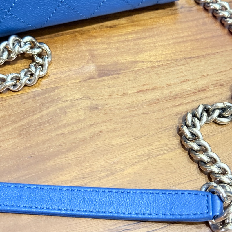 低於專櫃半價🫶🏻超甜賣9新✨穿牛仔非常好看的香奈兒包💙CHANEL 18公分  有精緻感的把手  經典優雅菱格紋  有個性的包型 好搭耐看的藍-51