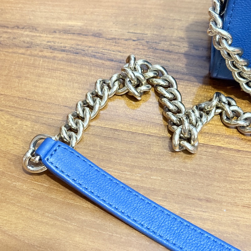 低於專櫃半價🫶🏻超甜賣9新✨穿牛仔非常好看的香奈兒包💙CHANEL 18公分  有精緻感的把手  經典優雅菱格紋  有個性的包型 好搭耐看的藍-53