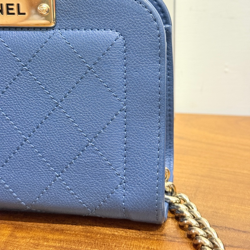 低於專櫃半價🫶🏻超甜賣9新✨穿牛仔非常好看的香奈兒包💙CHANEL 18公分  有精緻感的把手  經典優雅菱格紋  有個性的包型 好搭耐看的藍-54