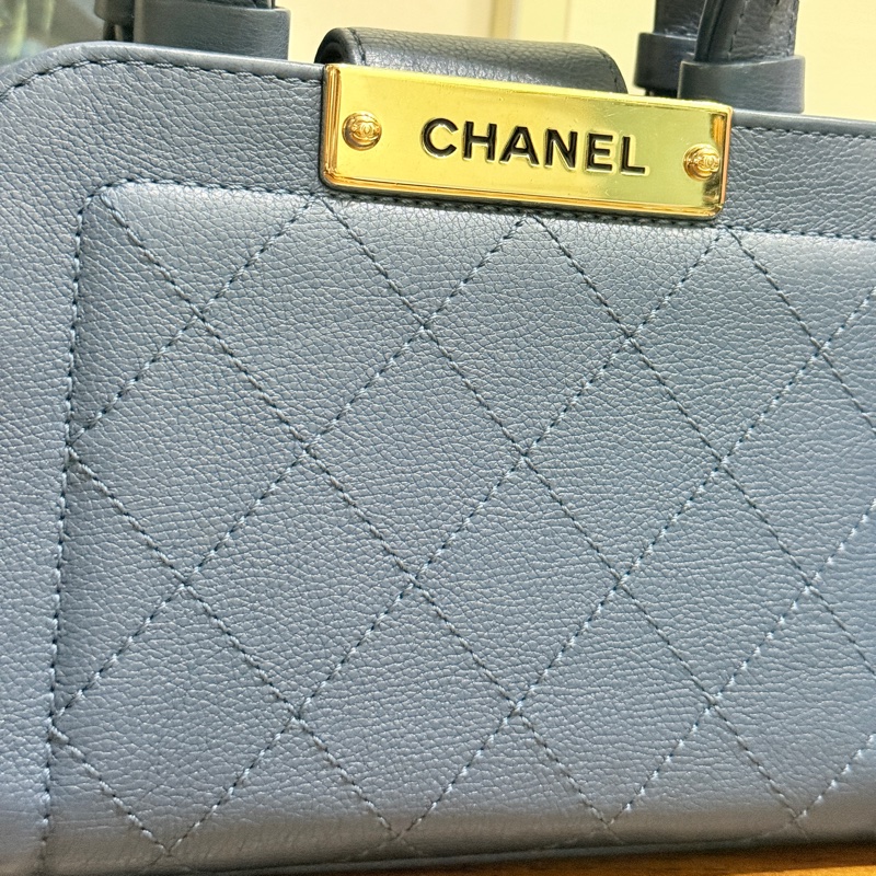 低於專櫃半價🫶🏻超甜賣9新✨穿牛仔非常好看的香奈兒包💙CHANEL 18公分  有精緻感的把手  經典優雅菱格紋  有個性的包型 好搭耐看的藍-55