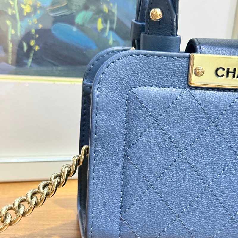 低於專櫃半價🫶🏻超甜賣9新✨穿牛仔非常好看的香奈兒包💙CHANEL 18公分  有精緻感的把手  經典優雅菱格紋  有個性的包型 好搭耐看的藍-56