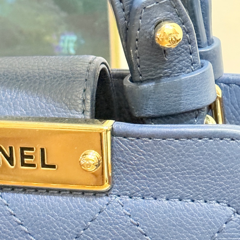 低於專櫃半價🫶🏻超甜賣9新✨穿牛仔非常好看的香奈兒包💙CHANEL 18公分  有精緻感的把手  經典優雅菱格紋  有個性的包型 好搭耐看的藍-57