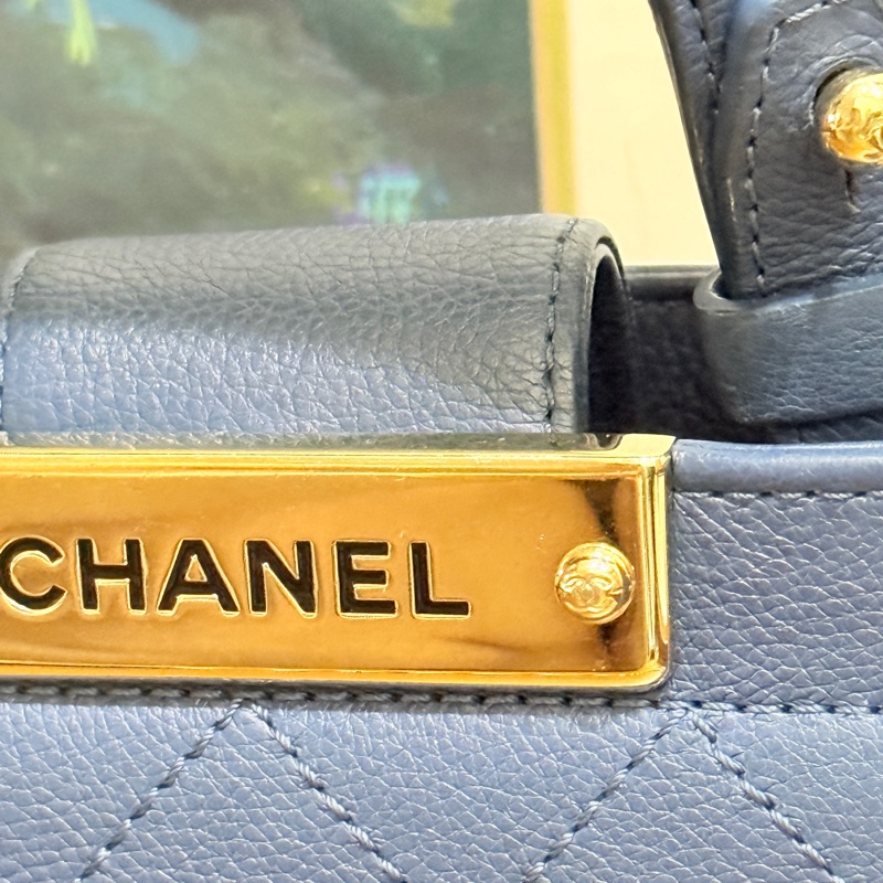 低於專櫃半價🫶🏻超甜賣9新✨穿牛仔非常好看的香奈兒包💙CHANEL 18公分  有精緻感的把手  經典優雅菱格紋  有個性的包型 好搭耐看的藍-58