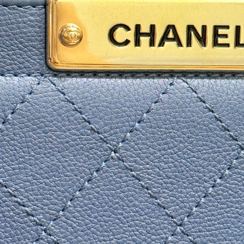 低於專櫃半價🫶🏻超甜賣9新✨穿牛仔非常好看的香奈兒包💙CHANEL 18公分  有精緻感的把手  經典優雅菱格紋  有個性的包型 好搭耐看的藍-59