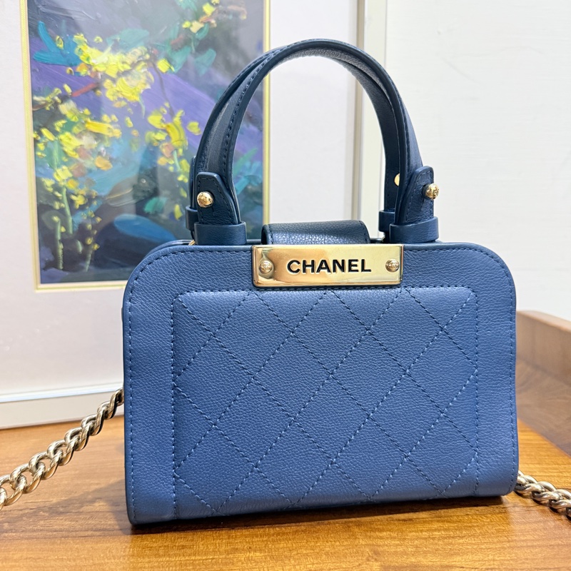 低於專櫃半價🫶🏻超甜賣9新✨穿牛仔非常好看的香奈兒包💙CHANEL 18公分  有精緻感的把手  經典優雅菱格紋  有個性的包型 好搭耐看的藍-60