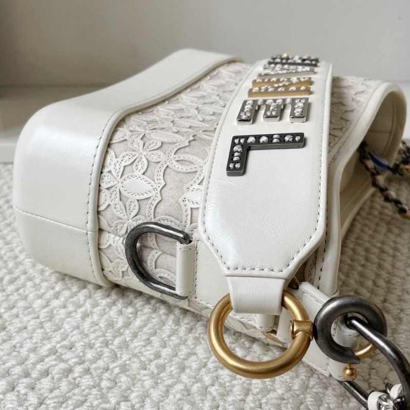 Chanel 山茶花蕾絲流浪小號白色 14*19*8 9新 配件塵袋保卡-7