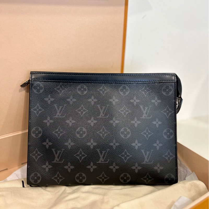 99新  路易威登/Louis Vuitton Pochette Voyage M61692  黑老花洗漱包、手拿包-0