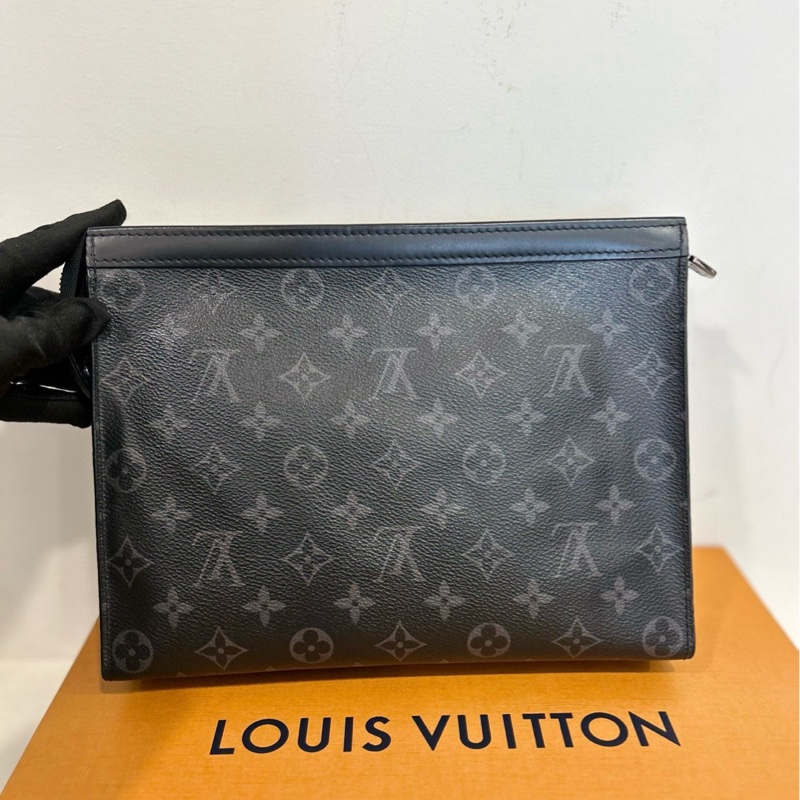 99新  路易威登/Louis Vuitton Pochette Voyage M61692  黑老花洗漱包、手拿包-1