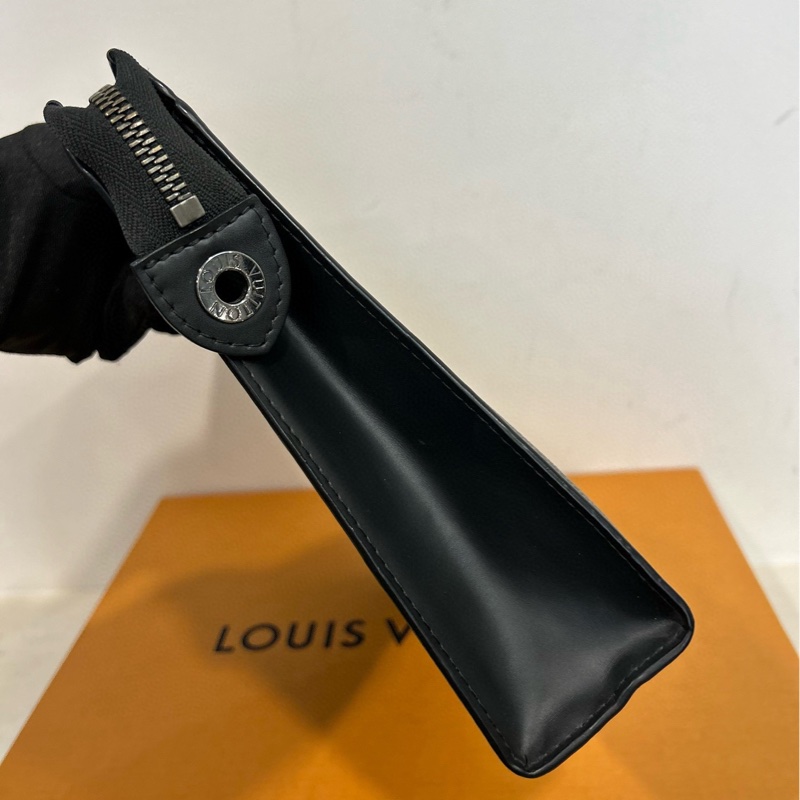 99新  路易威登/Louis Vuitton Pochette Voyage M61692  黑老花洗漱包、手拿包-3