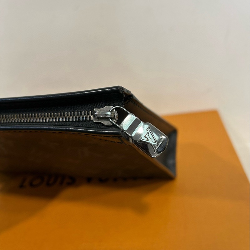 99新  路易威登/Louis Vuitton Pochette Voyage M61692  黑老花洗漱包、手拿包-4