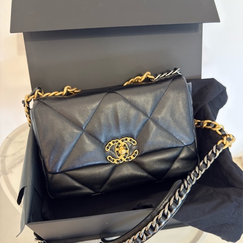 閒置新CHANEL黑色 19 Flap Bag 小號 小羊皮 霧金銀練26公分AS1160