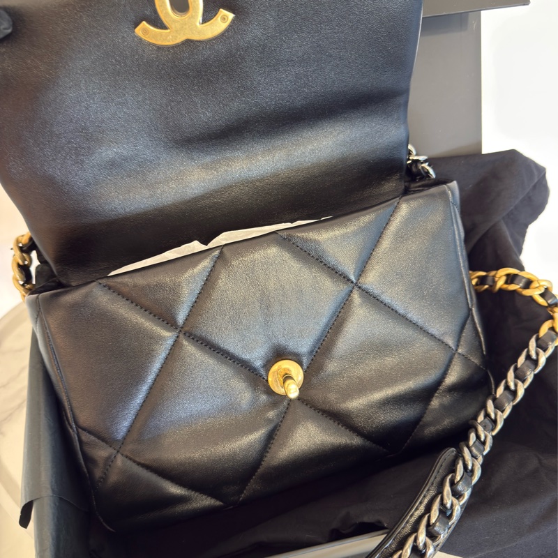 閒置新CHANEL黑色 19 Flap Bag 小號 小羊皮 霧金銀練26公分AS1160-2