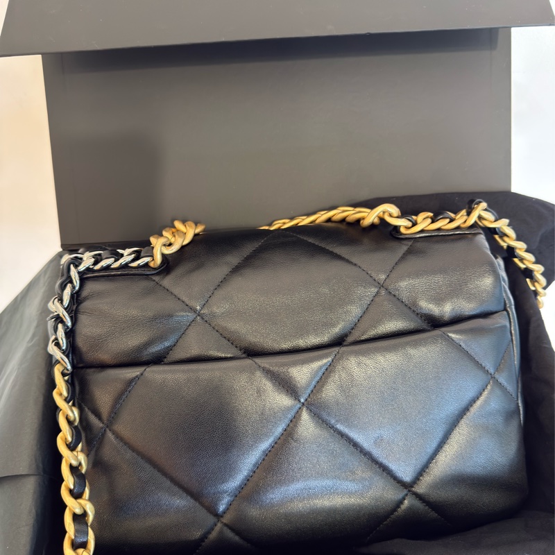 閒置新CHANEL黑色 19 Flap Bag 小號 小羊皮 霧金銀練26公分AS1160-3