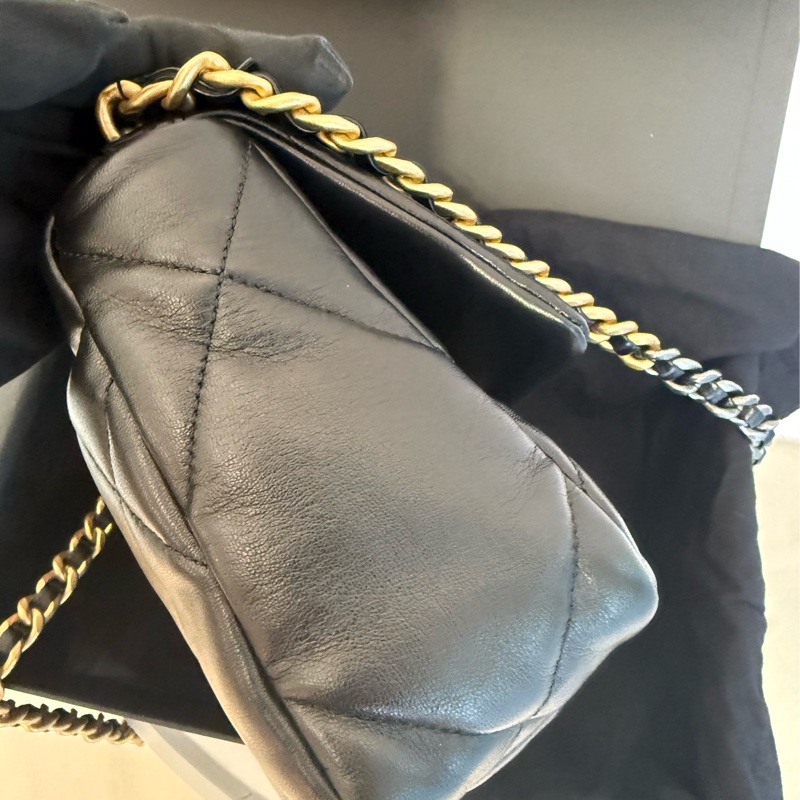 閒置新CHANEL黑色 19 Flap Bag 小號 小羊皮 霧金銀練26公分AS1160-4