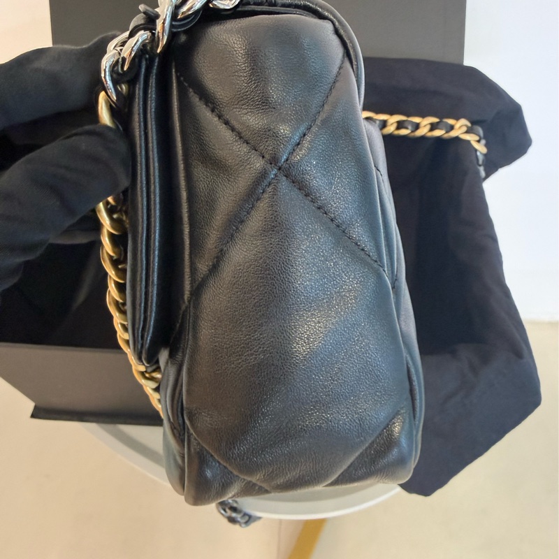 閒置新CHANEL黑色 19 Flap Bag 小號 小羊皮 霧金銀練26公分AS1160-5