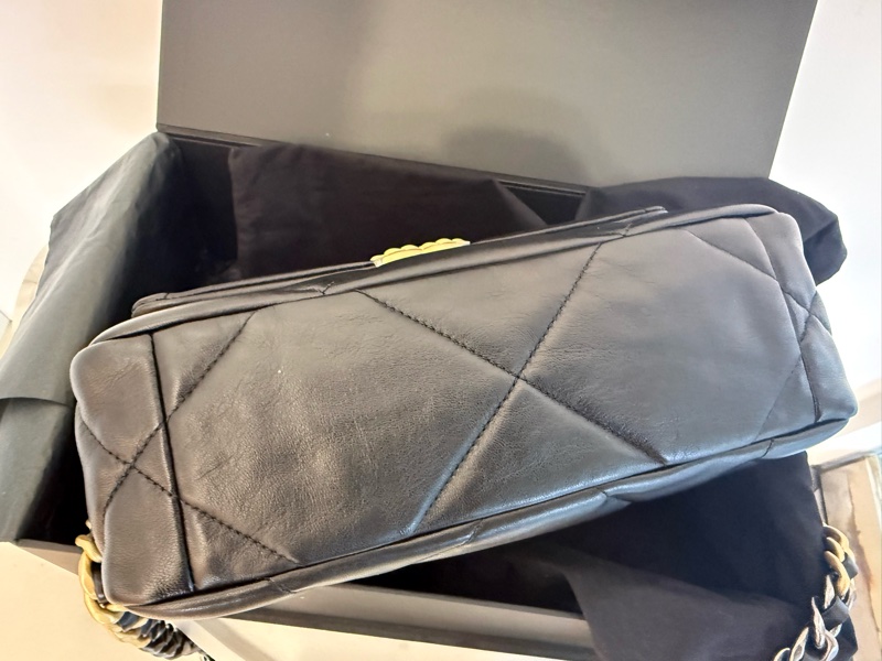 閒置新CHANEL黑色 19 Flap Bag 小號 小羊皮 霧金銀練26公分AS1160-6