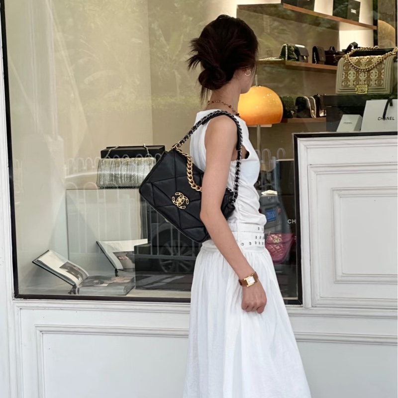 閒置新CHANEL黑色 19 Flap Bag 小號 小羊皮 霧金銀練26公分AS1160-15