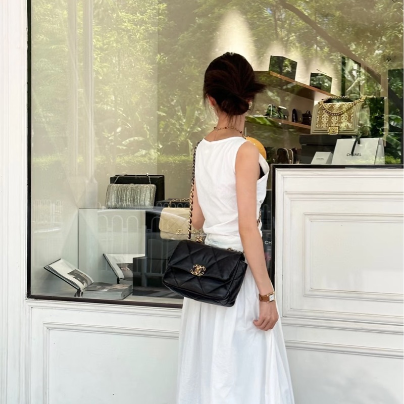 閒置新CHANEL黑色 19 Flap Bag 小號 小羊皮 霧金銀練26公分AS1160-18