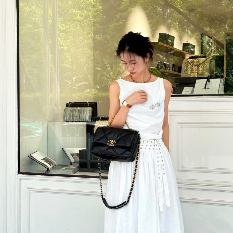 閒置新CHANEL黑色 19 Flap Bag 小號 小羊皮 霧金銀練26公分AS1160-19