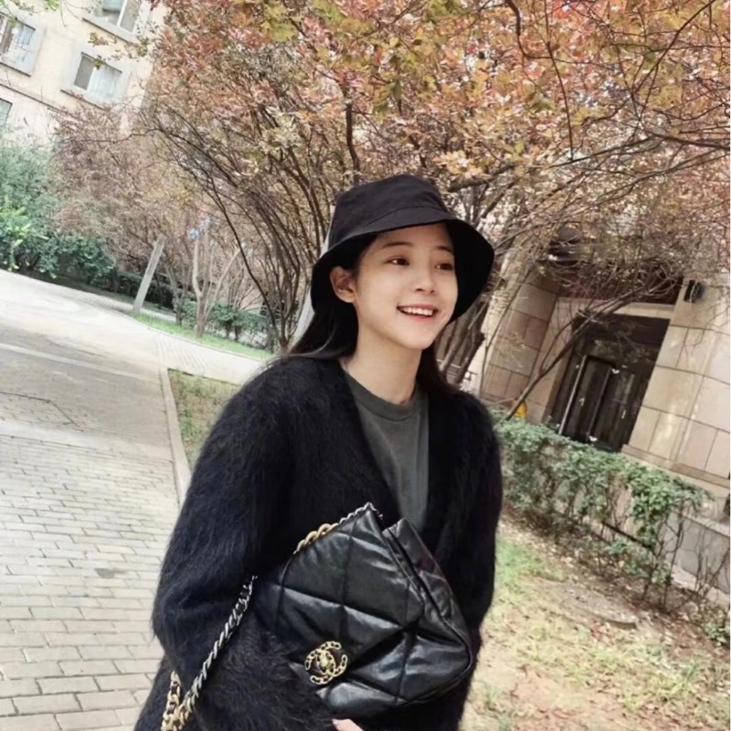 閒置新CHANEL黑色 19 Flap Bag 小號 小羊皮 霧金銀練26公分AS1160-20