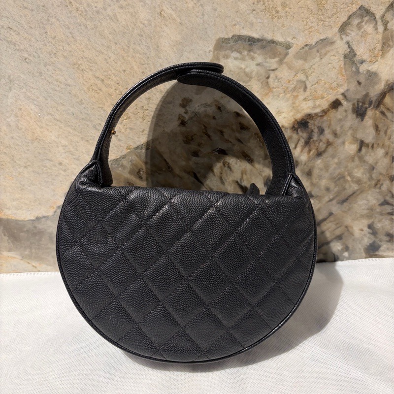 CHANEL 黑荔枝牛皮金鍊小彎月包-1