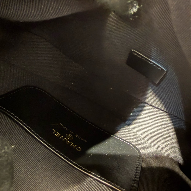 CHANEL 黑荔枝牛皮金鍊小彎月包-6