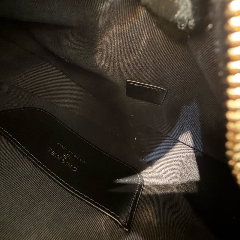 CHANEL 黑荔枝牛皮金鍊小彎月包-7