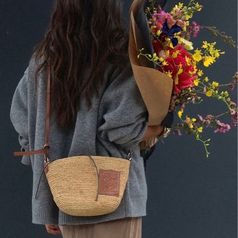 Loewe 草編水桶包