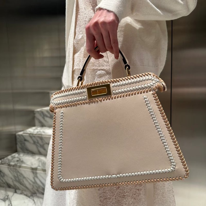 FENDI 山茶花白Peekaboo ISeeu 手提肩背斜背包28*21*12 99新配件塵袋 雨衣 吊牌-1