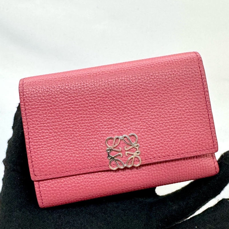 LOEWE 羅意威 粉色三折小皮夾-1