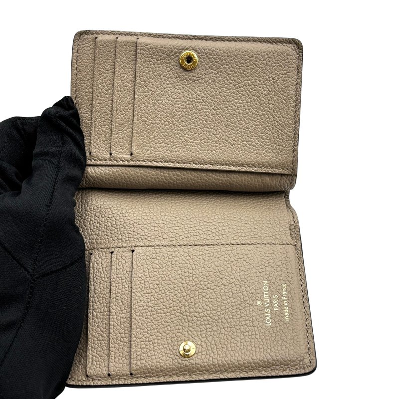 【美收精品】LOUIS VUITTON 奶茶色牛皮壓紋釦式短夾 C-408【隔月月中將轉賣至日本 上架期限30天】-9