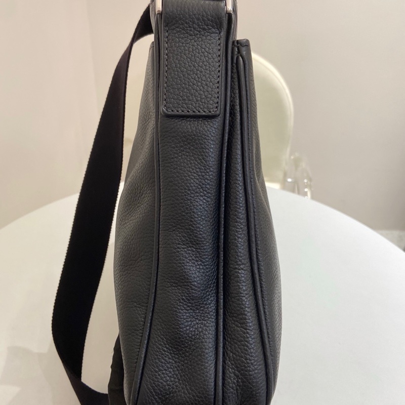 Prada/普拉達黑色荔枝紋牛皮男士單肩包  尺寸：20*8*26 附件：無。-2