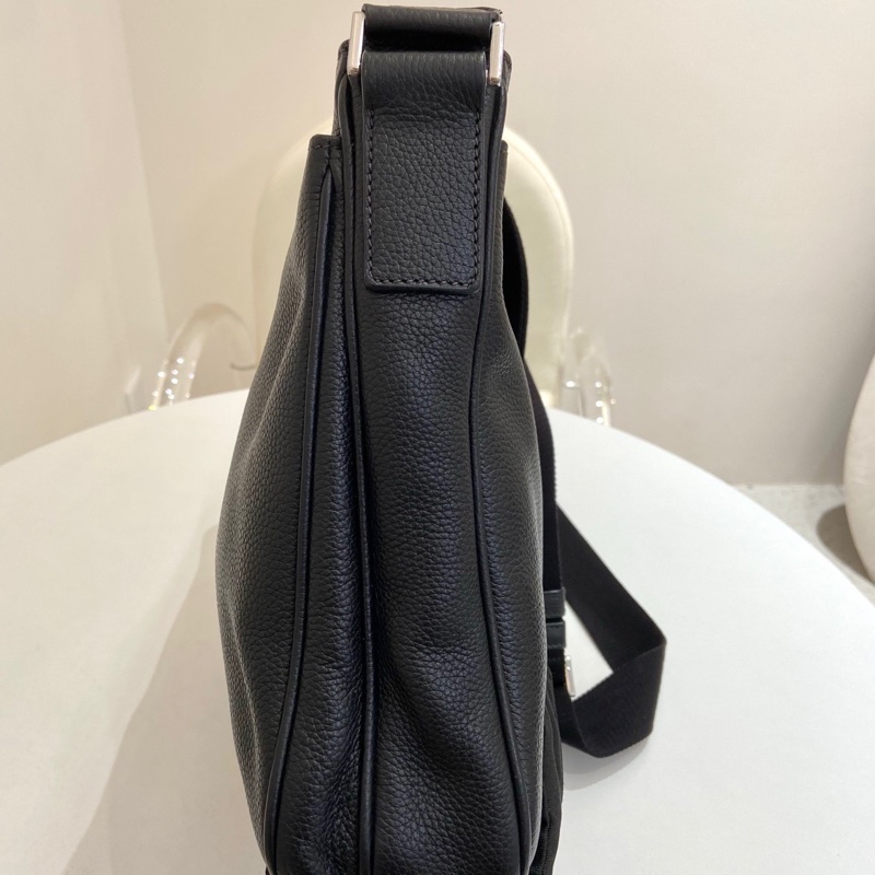 Prada/普拉達黑色荔枝紋牛皮男士單肩包  尺寸：20*8*26 附件：無。-3