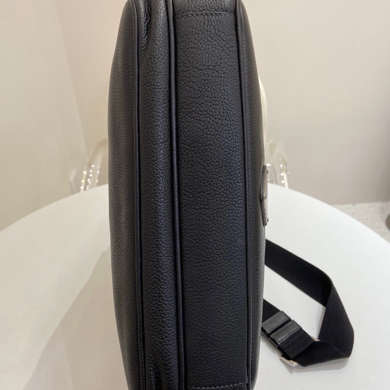 Prada/普拉達黑色荔枝紋牛皮男士單肩包  尺寸：20*8*26 附件：無。-4