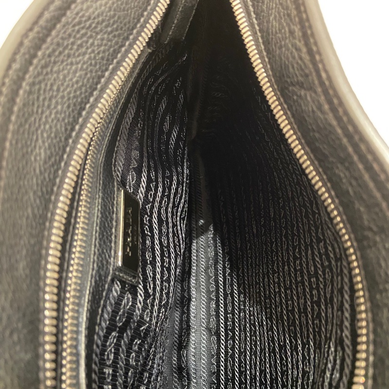 Prada/普拉達黑色荔枝紋牛皮男士單肩包  尺寸：20*8*26 附件：無。-5