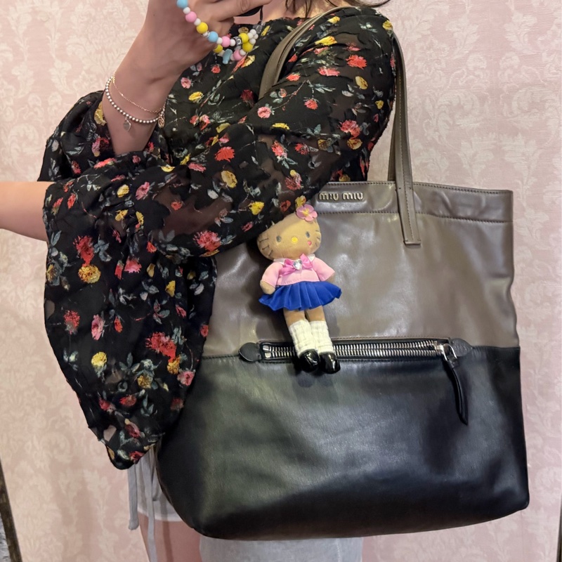 繆繆  托特包 手提包 通勤包 腋下包 黑色皮革 灰色皮革 大象灰 側背包 斜挎包 斜背包 褶皺鏈條包 miu miu ivy tote bag-1