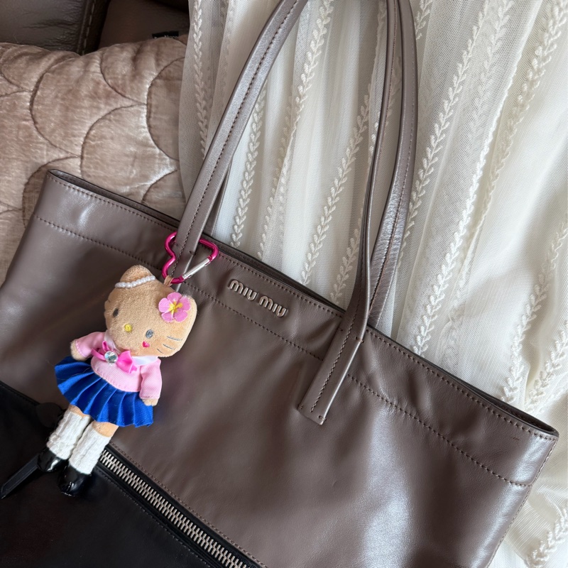 繆繆  托特包 手提包 通勤包 腋下包 黑色皮革 灰色皮革 大象灰 側背包 斜挎包 斜背包 褶皺鏈條包 miu miu ivy tote bag-2