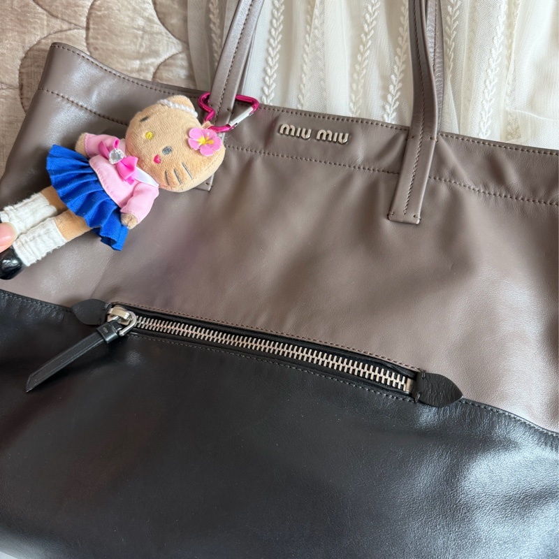 繆繆  托特包 手提包 通勤包 腋下包 黑色皮革 灰色皮革 大象灰 側背包 斜挎包 斜背包 褶皺鏈條包 miu miu ivy tote bag-3