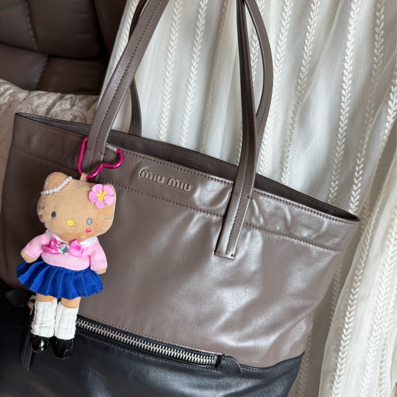 繆繆  托特包 手提包 通勤包 腋下包 黑色皮革 灰色皮革 大象灰 側背包 斜挎包 斜背包 褶皺鏈條包 miu miu ivy tote bag-8