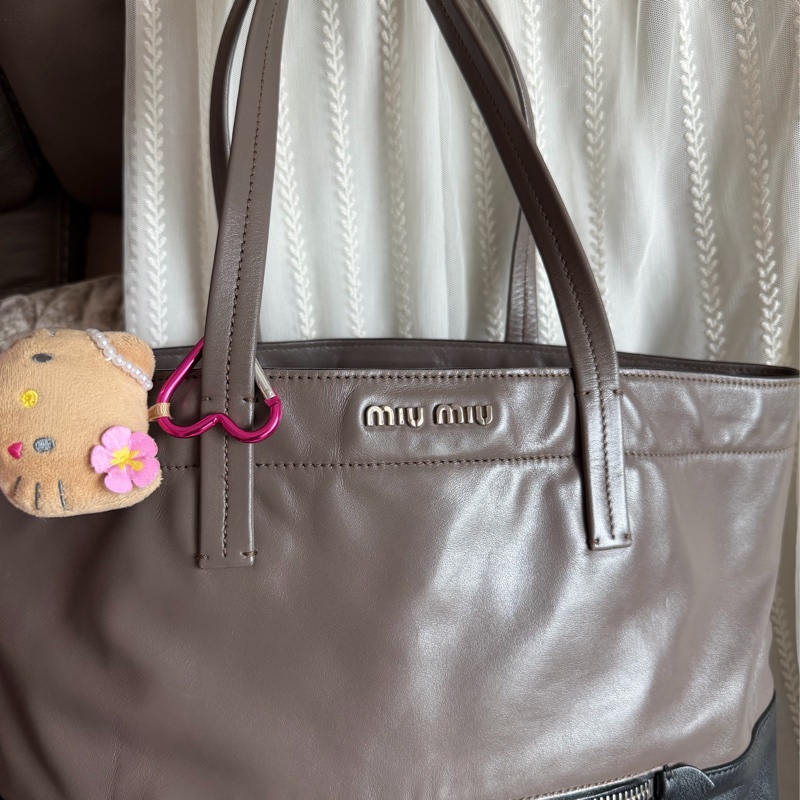 繆繆  托特包 手提包 通勤包 腋下包 黑色皮革 灰色皮革 大象灰 側背包 斜挎包 斜背包 褶皺鏈條包 miu miu ivy tote bag-9