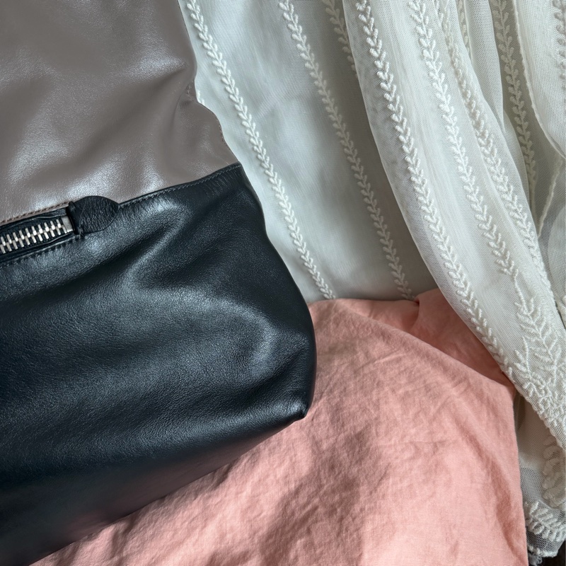 繆繆  托特包 手提包 通勤包 腋下包 黑色皮革 灰色皮革 大象灰 側背包 斜挎包 斜背包 褶皺鏈條包 miu miu ivy tote bag-10