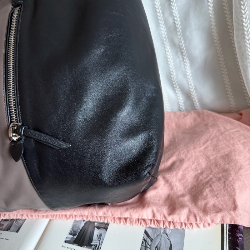 繆繆  托特包 手提包 通勤包 腋下包 黑色皮革 灰色皮革 大象灰 側背包 斜挎包 斜背包 褶皺鏈條包 miu miu ivy tote bag-11