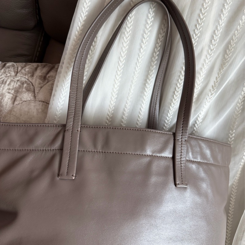 繆繆  托特包 手提包 通勤包 腋下包 黑色皮革 灰色皮革 大象灰 側背包 斜挎包 斜背包 褶皺鏈條包 miu miu ivy tote bag-13