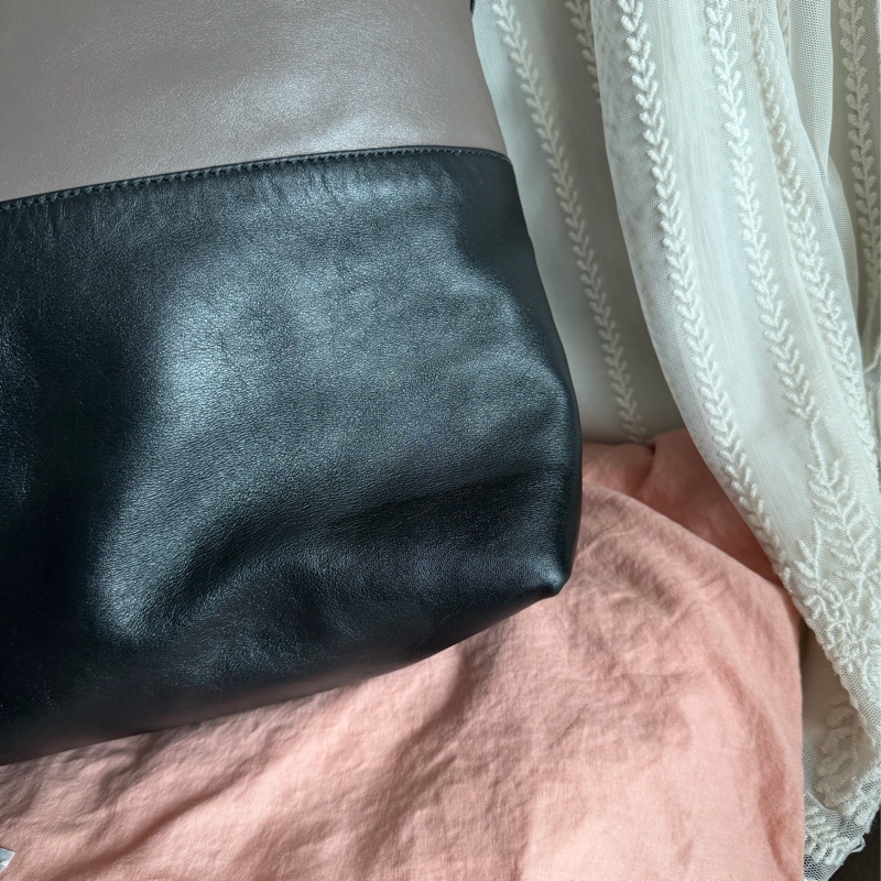 繆繆  托特包 手提包 通勤包 腋下包 黑色皮革 灰色皮革 大象灰 側背包 斜挎包 斜背包 褶皺鏈條包 miu miu ivy tote bag-14